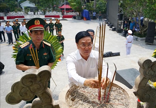 Phó Thủ tướng Phạm Bình Minh tri ân các anh hùng liệt sỹ, người có công và gia đình chính sách tại Hà Giang