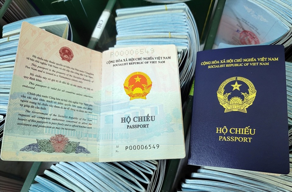 Thông tin xuyên tạc hộ chiếu có thể gây ra nhiều rắc rối trong quá trình xin visa và đi lại nước ngoài. Vì vậy, quá trình làm hộ chiếu cần phải được thực hiện chính xác và tin cậy nhất. Hãy đến xem hình ảnh liên quan để biết những yếu tố cần lưu ý để tránh những vấn đề không đáng có.