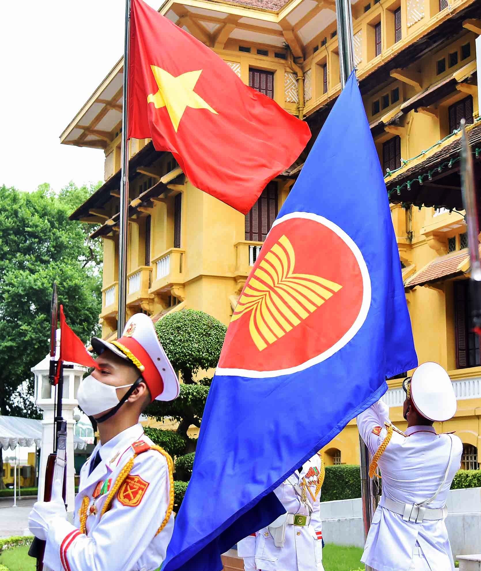 Lễ thượng cờ kỷ niệm ASEAN: Lễ thượng cờ kỷ niệm ASEAN là dịp để các thành viên của khối kinh tế cộng đồng Đông Nam Á tụ hội lại với nhau. Hãy cùng chúng tôi cảm nhận ngày lễ này khi chúng ta đón xem những hình ảnh tuyệt đẹp vào ngày 08/8/