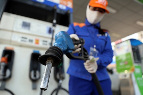 Giá xăng dầu giảm hơn 900 đồng lít
