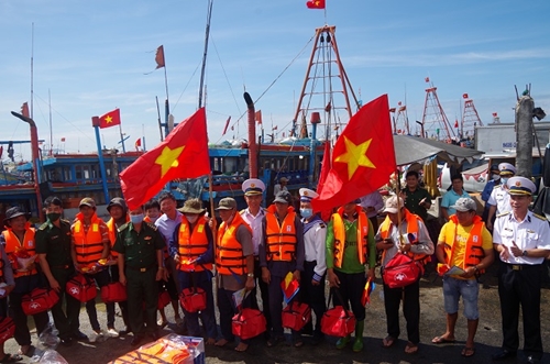 Hải quân Việt Nam làm điểm tựa cho ngư dân vươn khơi bám biển