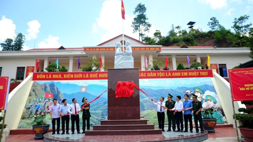 Khánh thành tượng đài Bác Hồ với chiến sĩ biên phòng và đường lên mốc biên giới tại tỉnh Lạng Sơn