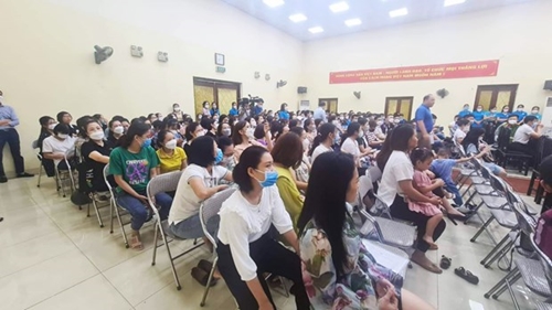 Hàng trăm phụ huynh ở Hà Nội đi bốc thăm tranh suất học mầm non