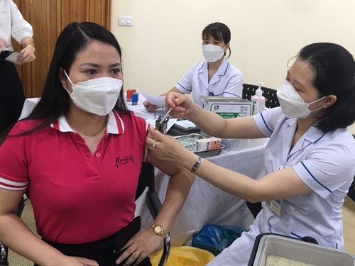 Thêm 1 705 ca COVID-19 mới, 1 bệnh nhân ở Hà Nội tử vong