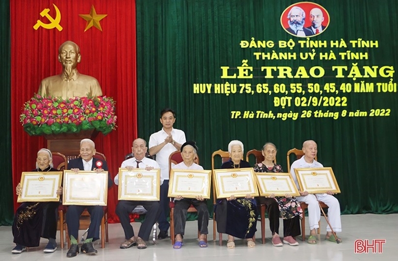 Hình ảnh: Hà Tĩnh tặng huy hiệu Đảng cho 1.777 đảng viên dịp Quốc khánh 2/9 số 1