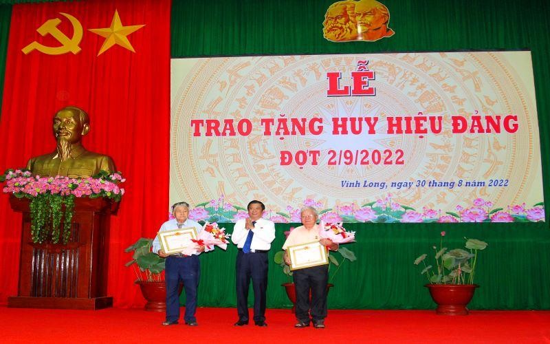 Quảng Bình hỗ trợ đảng viên được trao Huy hiệu 50 năm tuổi Đảng trở lên