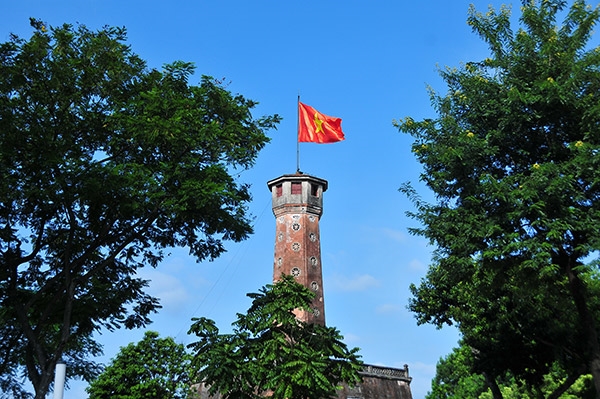 Làng may cờ Tổ quốc: 

Làng may cờ Tổ quốc đang là điểm thu hút du khách khi đặt chân đến Việt Nam. Nơi này đã trở thành một trong những địa điểm sản xuất cờ quốc gia chất lượng nhất. Với công nghệ hiện đại và những nghệ nhân tài ba, cờ Tổ quốc được sản xuất với số lượng lớn, đáp ứng mọi nhu cầu của người dân.
