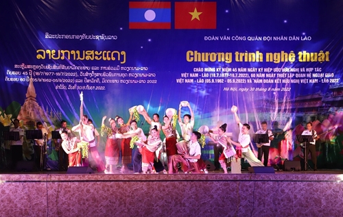 Tô thắm tình đoàn kết đặc biệt Việt Nam - Lào