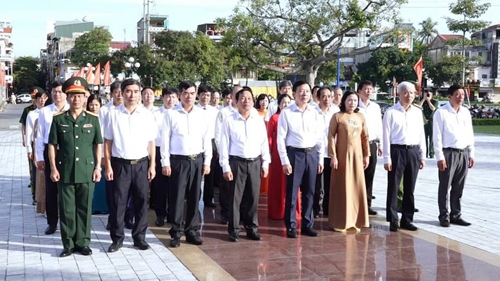 Các đồng chí lãnh đạo tỉnh Hải Dương dâng hương tưởng niệm các anh hùng liệt sĩ