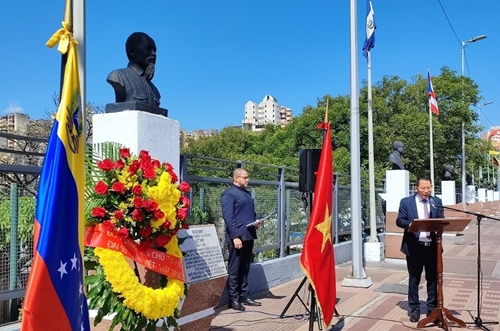 Dâng hoa tưởng nhớ Chủ tịch Hồ Chí Minh tại Venezuela