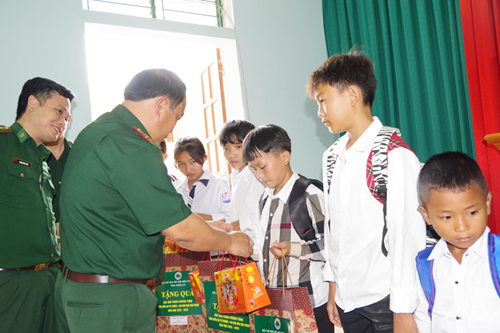Bộ đội Biên phòng Nghệ An trao quà Tết Trung thu