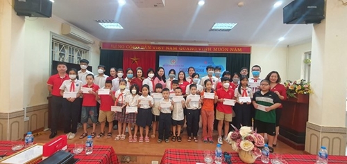 Trao tặng học bổng cho học sinh nghèo vượt khó trước thềm năm học mới 2022-2023 tại Ba Đình, Hà Nội