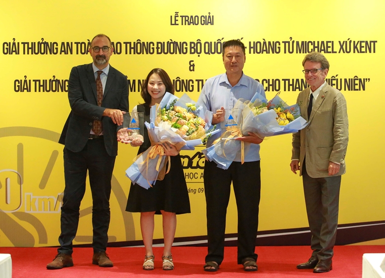 Hình ảnh: ​​​Việt Nam nhận hai giải thưởng quốc tế về đảm bảo an toàn giao thông đường bộ số 1