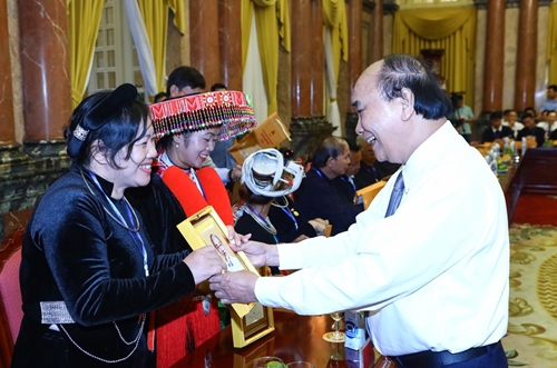 Chủ tịch nước gặp mặt đoàn đại biểu dân tộc thiểu số tiêu biểu Cao Bằng