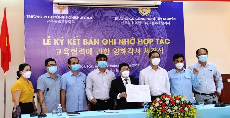 Lễ ký kết bản ghi nhớ hợp tác với Trường THPT Công nghiệp JOENJU (Hàn Quốc)