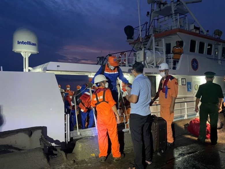 Hình ảnh: Thừa Thiên Huế: Đưa 14 thuyền viên tàu Chine Board 1 gặp nạn vào đất liền tránh bão Noru số 1