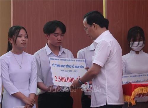 Bạc Liêu Trao học bổng tiếp sức học sinh, sinh viên nghèo hiếu học