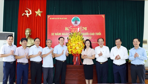 Đồng chí Lê Thị Thu Hồng thăm, chúc mừng Hội Người cao tuổi tỉnh
