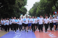 Gần 1 500 vận động viên sôi nổi hòa nhịp đường chạy “Vì hòa bình”