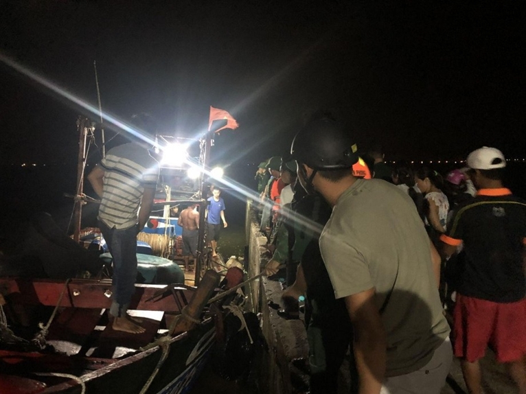 Thừa Thiên Huế Cứu 9 ngư dân gặp nạn trên biển