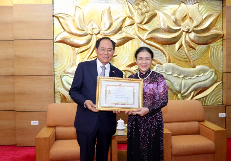 Trao Kỷ niệm chương “Vì hòa bình, hữu nghị giữa các dân tộc” tặng Đại sứ Hàn Quốc