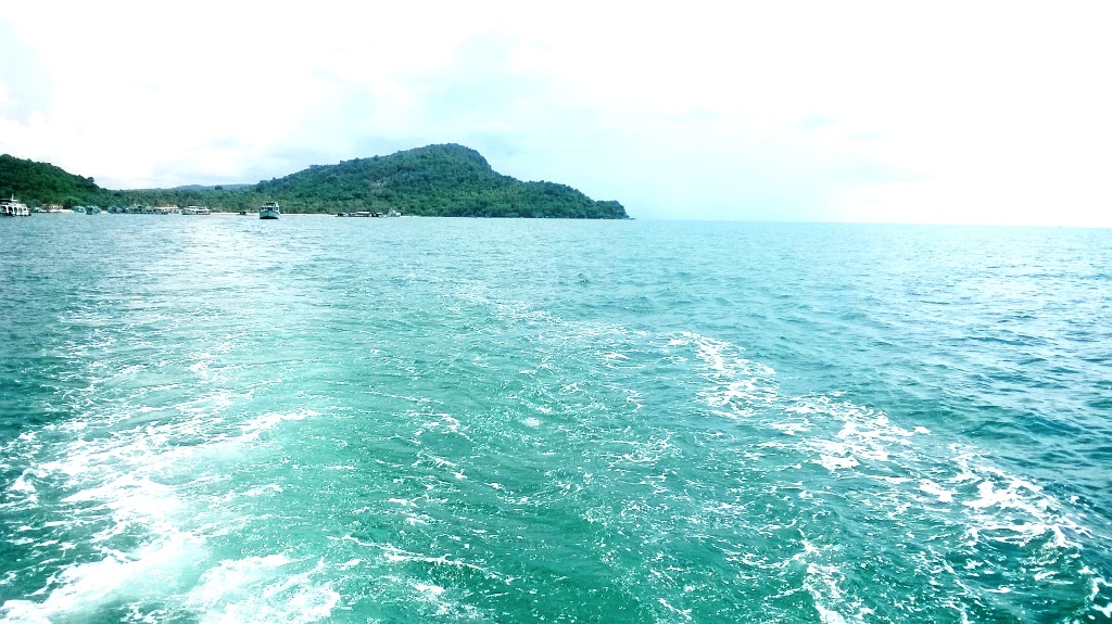 Khám phá đảo ngọc Việt Nam nơi có thiên nhiên tươi đẹp, tiếng sóng vỗ hoà quyện với gió biển. Điều này sẽ mang lại một trải nghiệm vô cùng đặc biệt cho bạn, khi bất kỳ tâm trí mệt mỏi hay căng thẳng khi đến đây đều được tan biến trong nhịp đập của đại dương. 