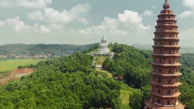 Bắc Ninh có nhiều di tích lịch sử, kiến trúc độc đáo. Tận mắt chiêm ngưỡng những công trình kiến trúc cổ kính, đền chùa linh thiêng, địa danh lịch sử và những nét văn hóa duyên dáng của địa phương này qua những hình ảnh đẹp rực rỡ.