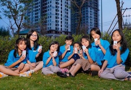 Trường Hy Vọng nhận 27 000 ly sữa tươi sạch từ Quỹ Vì tầm vóc Việt