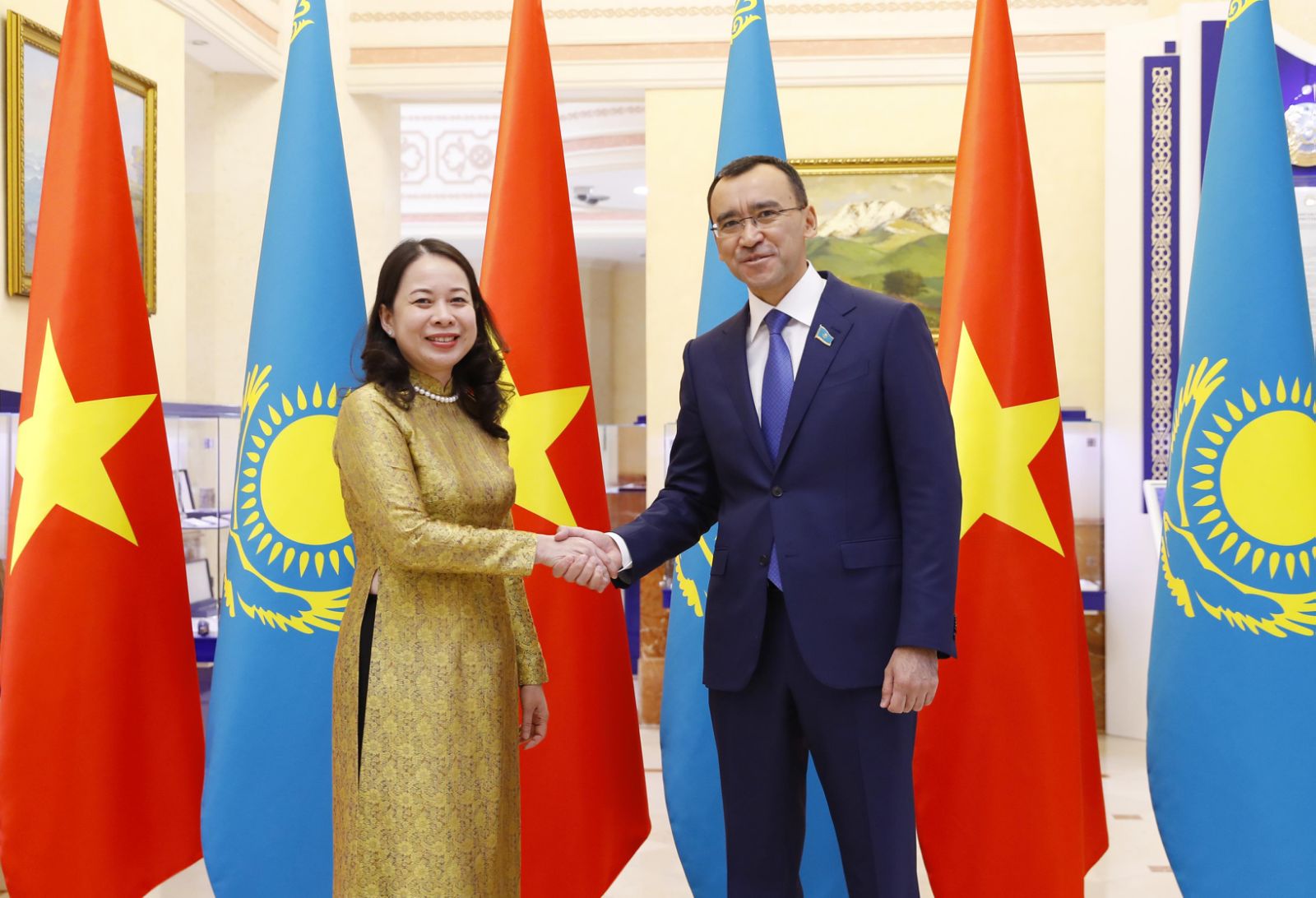 Mối quan hệ Việt Nam-Kazakhstan: Việt Nam và Kazakhstan đã thiết lập mối quan hệ đối tác chiến lược vững chắc với nhau. Những năm qua, hai nước không ngừng tăng cường trao đổi thương mại, đầu tư và hợp tác trong nhiều lĩnh vực, đóng góp tích cực cho sự phát triển của cả hai nước. Để hiểu rõ hơn về mối quan hệ này, hãy cùng xem hình ảnh liên quan đến từ khóa này.