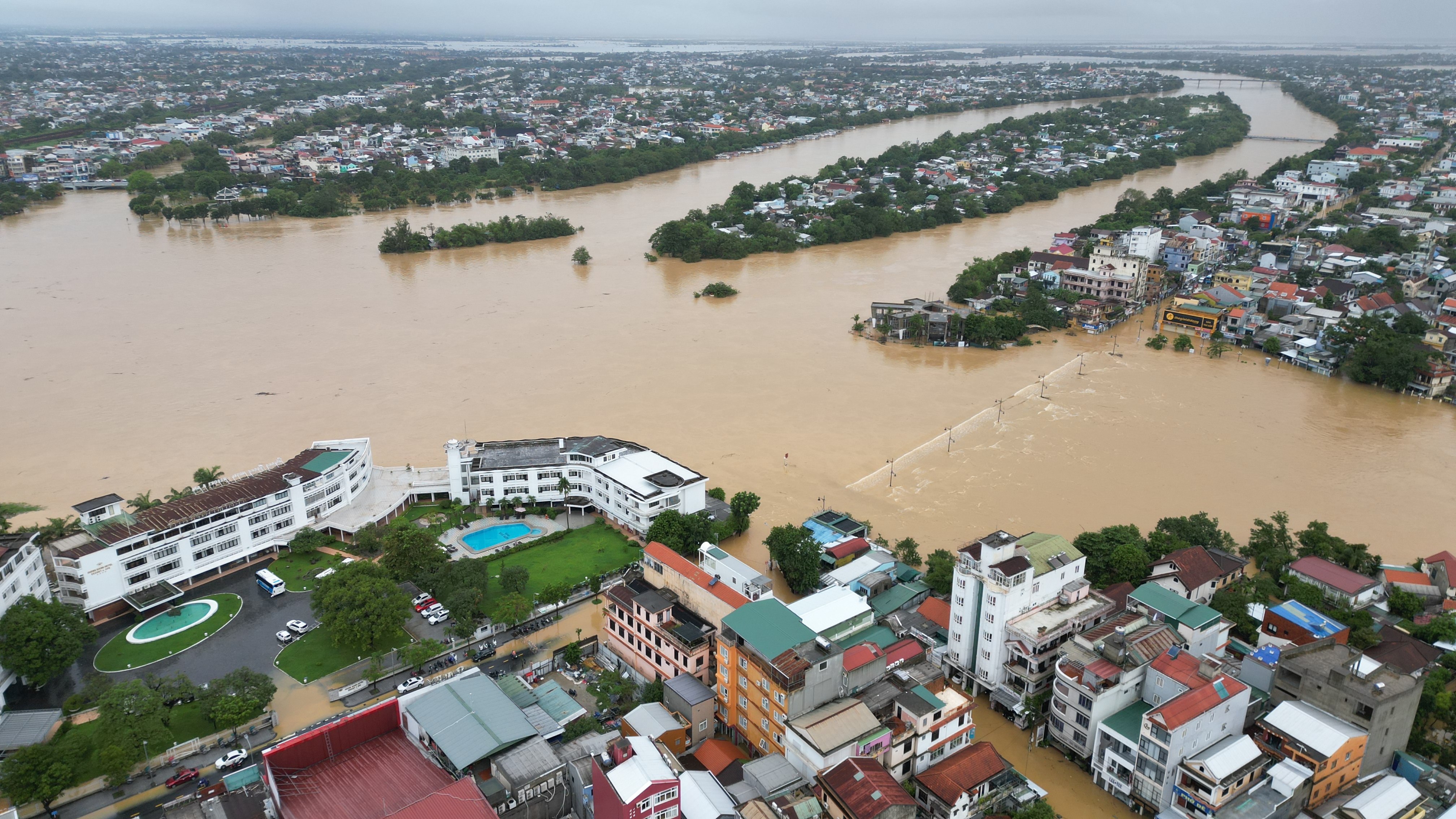 Lũ trên các sông ở miền trung đang lên ngập lụt diễn ra ở nhiều địa phương
