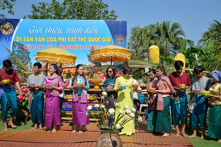 Lễ hội Ok Om Bok là gì? Khám phá lễ hội truyền thống của người Khmer