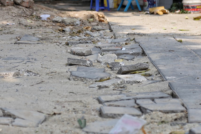 Vỉa hè lát đá ở Hà Nội xuống cấp nghiêm trọng
