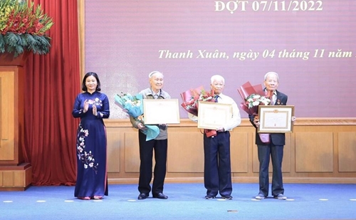 Hà Nội Trao Huy hiệu Đảng cho 5 160 đảng viên dịp 7 11