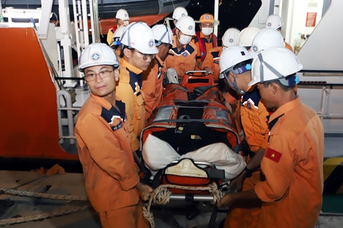 Kịp thời cứu hai thuyền viên nước ngoài gặp nạn trên biển