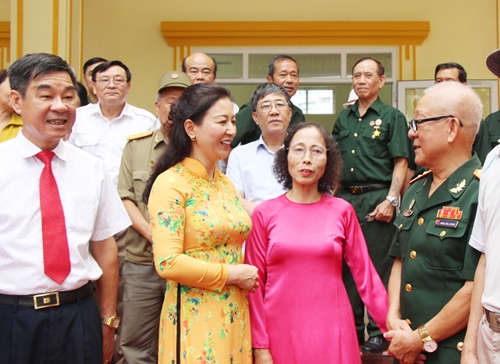 Đồng chí Lê Thị Thu Hồng dự Ngày hội Đại đoàn kết tại phường Trần Phú TP Bắc Giang