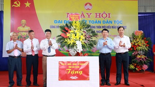 Chủ tịch UBND tỉnh Lê Ánh Dương dự Ngày hội Đại đoàn kết tại Tân Yên