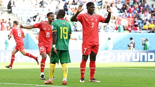 Thụy Sĩ giành 3 điểm trước Cameroon