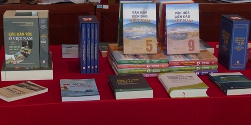 Triển lãm sách tài liệu “Xây dựng và phát huy giá trị văn hóa, sức mạnh con người Việt Nam”