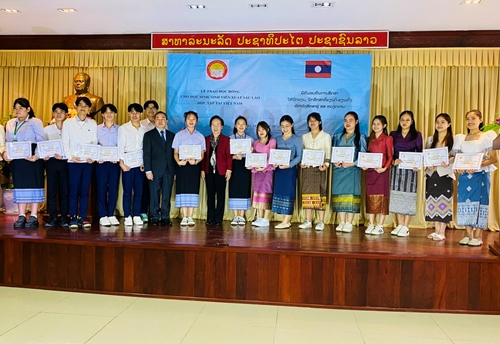 Trao 200 suất học bổng cho học sinh, sinh viên Lào đang học tập tại Việt Nam