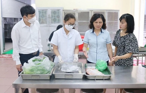 Hà Nội tăng cường kiểm tra bảo đảm vệ sinh an toàn thực phẩm tại các bếp ăn trường học
