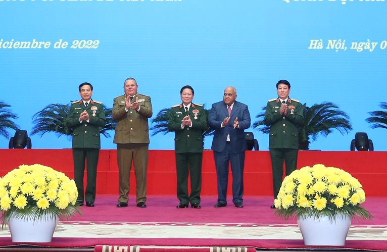 Trao Huân chương của nước Cộng hòa Cuba tặng các đồng chí trong Quân đội nhân dân Việt Nam
