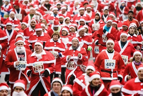 Hơn 900 người hóa trang thành ông già Noel tham gia thi chạy ở Đức