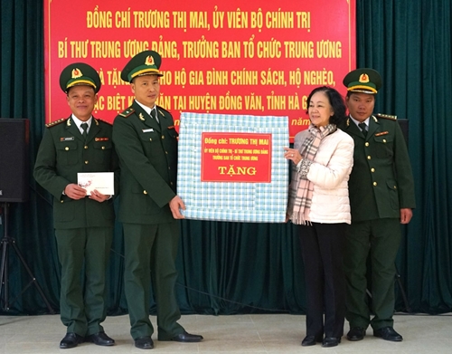 Trưởng Ban Tổ chức Trung ương Trương Thị Mai thăm, tặng quà tại Hà Giang
