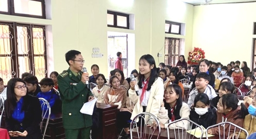 Tuyên truyền Luật Biên phòng Việt Nam cho 200 học sinh người dân tộc thiểu số