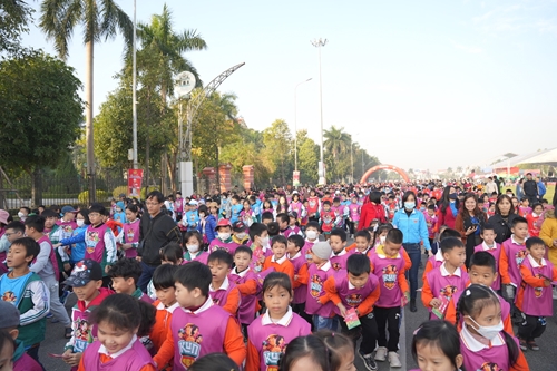 2 000 thiếu nhi Hưng Yên đi bộ tặng “Nhà kế hoạch nhỏ” cho 10 trường tiểu học