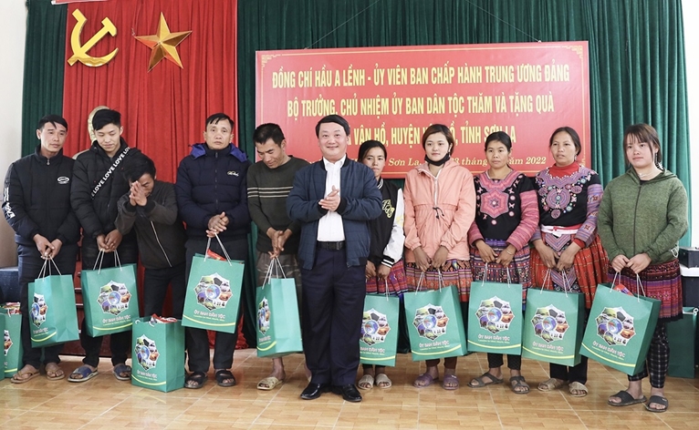 Bộ trưởng, Chủ nhiệm Ủy ban Dân tộc Hầu A Lềnh thăm, tặng quà tại tỉnh Sơn La