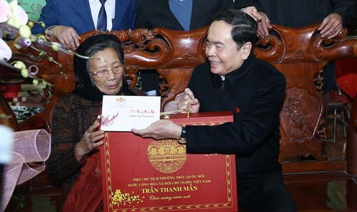 Đồng chí Trần Thanh Mẫn thăm, tặng quà Tết tại Bắc Giang