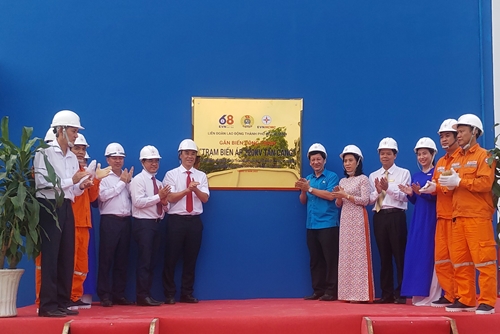 EVNHCMC gắn biển Công trình thi đua Trạm 220 110 kV Tân Cảng
