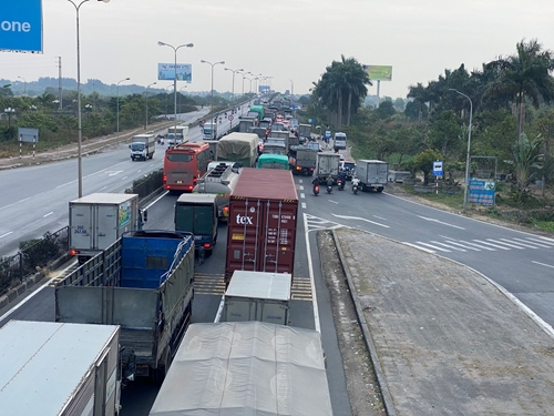 Sớm giải quyết ùn tắc giao thông quốc lộ 5 đoạn qua cầu Phú Lương