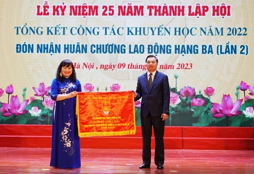 Hội Khuyến học Hà Nội nhận Huân chương Lao động hạng Ba